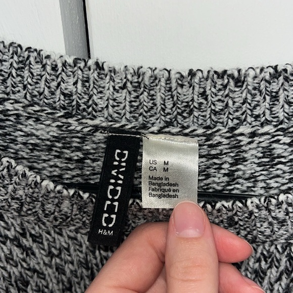 H&M DIVIDED WOMEN’S BLACK WHITE GRAY KNIT SWEATER SIZE MEDIUM - Picture 3 of 6